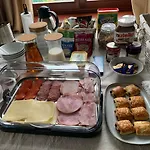 度假居 Dogs And